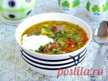 Лагман из баранины Ингредиенты: 0,5 кг хорошего качества баранины; литр бульона; по 1 шт. картофеля, моркови, лука, редьки, помидоров, перца; 2 ложки томатной пасты; немного растительного масла; чеснок по вкусу; пряности — кориандр, майоран, розмарин и прочие, хорошо сочетаемые с бараниной; соль, перец, зелень. Пошагово делается так. Мясо нарезаем небольшими кусками.Овощи чистим и режем или соломкой, или кубиками.В […]