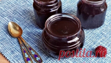 Желе из малины 
 
Полезная и очень вкусная заготовка 
 
 ИНГРЕДИЕНТЫ: 
 
- Малина - 800 г 
- Сахар - 400 г 
- Вода - 500 мл 
 
ПРИГОТОВЛЕНИЕ: 
 
- Малину кладём в кастрюлю, разминаем и наливаем воду. Доводим до кипения и варим 10 минут 
 
- Даём остыть и перетираем. Должно получится около 550 мл. 
 
- Ставим сок с сахаром на огонь, провариваем на слабом огне 20-30 минут, периодически снимая пенку. Сок уваривается примерно на одну треть. Разливаем по емкостям, оставляем ост...