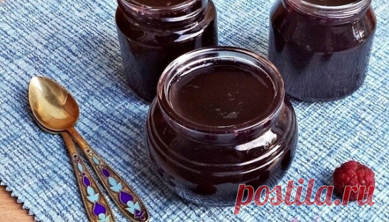 Желе из малины 
 
Полезная и очень вкусная заготовка 
 
 ИНГРЕДИЕНТЫ: 
 
- Малина - 800 г 
- Сахар - 400 г 
- Вода - 500 мл 
 
ПРИГОТОВЛЕНИЕ: 
 
- Малину кладём в кастрюлю, разминаем и наливаем воду. Доводим до кипения и варим 10 минут 
 
- Даём остыть и перетираем. Должно получится около 550 мл. 
 
- Ставим сок с сахаром на огонь, провариваем на слабом огне 20-30 минут, периодически снимая пенку. Сок уваривается примерно на одну треть. Разливаем по емкостям, оставляем ост...