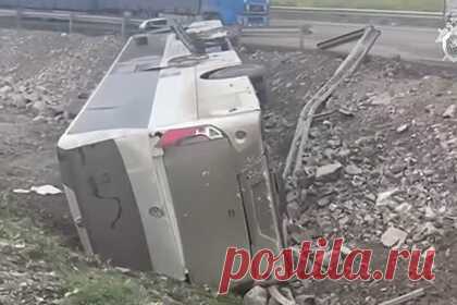 Появились кадры с места ДТП с пассажирским автобусом на российской трасcе. Появилось видео с места ДТП в Иркутской области, где рейсовый автобус съехал с дороги и опрокинулся в кювет. Кадры опубликовало региональное управление Следственного комитета. Авария произошла около 4 часов утра на федеральной российской трассе Р-255 «Сибирь» недалеко от населенного пункта Кутулик Аларского района.