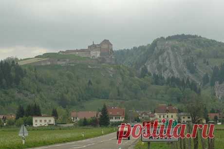 Замки Франции:Жу(Château de Joux)Крепость,парящая в облаках