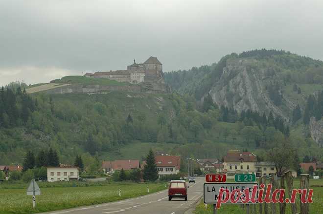 Замки Франции:Жу(Château de Joux)Крепость,парящая в облаках