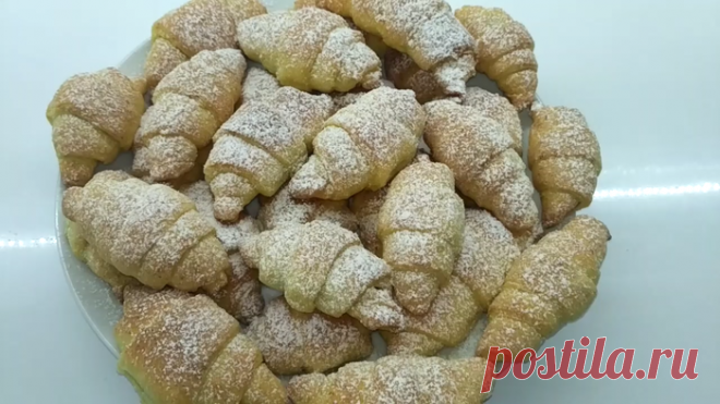 Творожные рогалики со сгущенным молоком Утро, кофе и свежая выпечка - что может быть лучше? Предлагаю приготовить вкусные, пышные, ароматные рогалики из очень удачного творожного теста со сгущенным молоком. Нам понадобится : 1...
