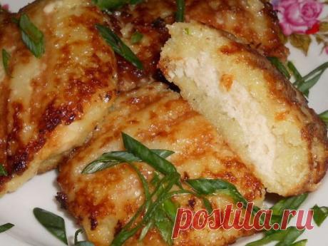 КОЛДУНЫ 
Ингредиенты: 
- 1 кг картофеля 
- 0,5 кг фарша 
- 1 крупная луковица 
- соль, перец, молотый тмин по вкусу 
Картошку трем на терку или измельчаем в блендере вместе с половинкой луковицы. Солим по вкусу, кладем в сетчатый дуршлаг, чтобы стекла лишняя жидкость. Если в дуршлаге большие отверстия, застилаем его марлей. 
Полученная масса должна сохранять форму при лепке колдунов. 
Оставшийся лук мелко рубим и смешиваем его с фаршем. Добавляем соль, перец и тмин, хорошенько перемешиваем. 
Б