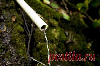 Строители обнаружили новый родник с ключевой водой в Челябинске. В Челябинске во время строительства набережной на берегу озера Смолино в Ленинском районе обнаружили родник с ключевой водой. По слова главы города Натальи Котовой, вода пригодна для питья. Предполагается, что родник может стать частью благоустроенной набережной, которую строят на улице Хохрякова.