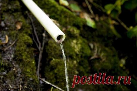 Строители обнаружили новый родник с ключевой водой в Челябинске. В Челябинске во время строительства набережной на берегу озера Смолино в Ленинском районе обнаружили родник с ключевой водой. По слова главы города Натальи Котовой, вода пригодна для питья. Предполагается, что родник может стать частью благоустроенной набережной, которую строят на улице Хохрякова.