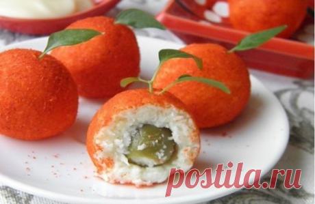 СЫРНЫЕ ШАРИКИ С ОЛИВКОЙ,ЧЕСНОКОМ И ПАПРИКОЙ
Как приготовить красиво и вкусно плавленый сыр с чесноком? Я покажу вам мой нехитрый способ. Получается невероятно нежная и вкусная закуска для любого стола. А ещё её можно красиво украсить. Пробуйте!
Для закуски понадобится обычный плавленый сыр, чеснок и майонез. Смешайте эти ингредиенты, скатайте шарики, вложите в каждый оливку. Обваляйте их в паприке молотой и подайте к столу.
Ингредиенты:
Плавленый сыр — 200 Грамм
Чеснок — 2 Зубчика
Майонез