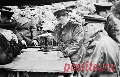 ТАСС-ДОСЬЕ /Илья Арзуманов/. 18 марта 1945 года в ходе Восточно-Померанской стратегической операции войска 1-го Белорусского фронта под командованием маршала Жукова взяли немецкий порт на Балтийском море Кольберг (ныне Колобжег, Польша). / Первый Белорусский фронт. Маршал Советского Союза Георгий Жуков (слева) на командном пункте в районе города Модлина (Польша). 1944 год © Репродукция Фотохроники ТАСС  |  ТАСС: Общество - 70-летие взятия Кольберга