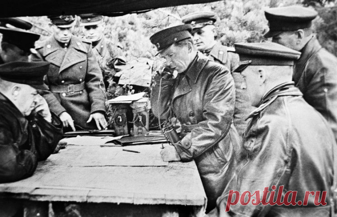 ТАСС-ДОСЬЕ /Илья Арзуманов/. 18 марта 1945 года в ходе Восточно-Померанской стратегической операции войска 1-го Белорусского фронта под командованием маршала Жукова взяли немецкий порт на Балтийском море Кольберг (ныне Колобжег, Польша). / Первый Белорусский фронт. Маршал Советского Союза Георгий Жуков (слева) на командном пункте в районе города Модлина (Польша). 1944 год © Репродукция Фотохроники ТАСС  |  ТАСС: Общество - 70-летие взятия Кольберга