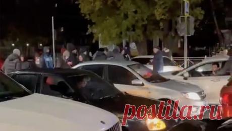 В Махачкале автомобилисты перекрыли дороги из-за отключения электроэнергии. В Махачкале недовольные перебоями электроэнергии жители перекрыли дороги. Видео от очевидцев протеста появились в локальных Telegram-каналах. Из-за плохих погодных условий и резкого перепада температур на линиях электропередач произошли ...