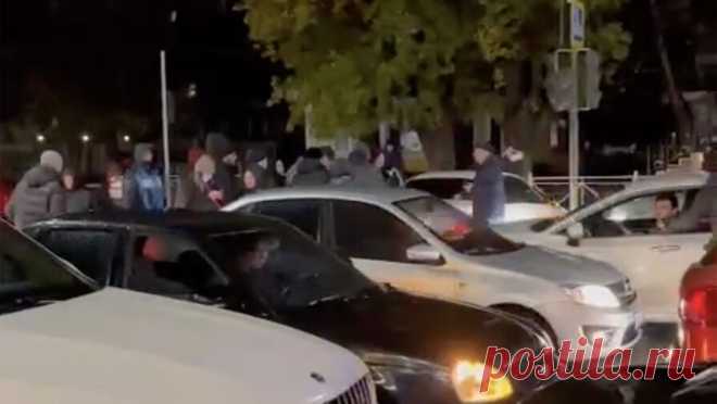 В Махачкале автомобилисты перекрыли дороги из-за отключения электроэнергии. В Махачкале недовольные перебоями электроэнергии жители перекрыли дороги. Видео от очевидцев протеста появились в локальных Telegram-каналах. Из-за плохих погодных условий и резкого перепада температур на линиях электропередач произошли ...