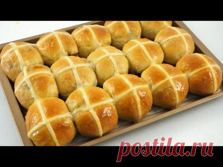 Мягкие и пушистые горячие булочки с крестиком
