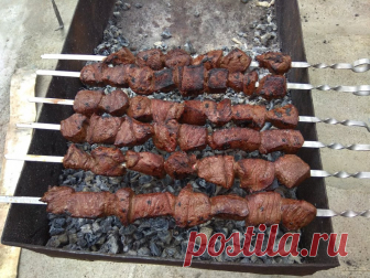 Шашлык из оленины Режем мясо порционными кусочками, солим и оставляем минут на 10. Для маринада нам понадобится : луковый сок - 1 литр на килограмм мяса; смесь из перцев (паприка, чёрный молотый, острый чили, чесночный, чёрный душистый горошком), зира, немного кориандра, растительное масло...