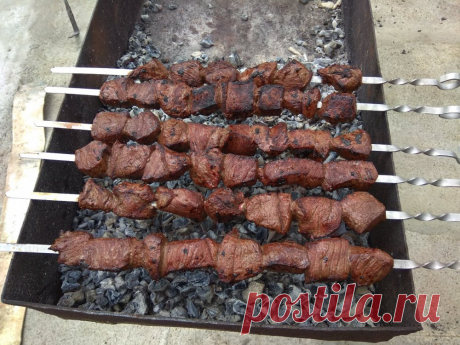 Шашлык из оленины Режем мясо порционными кусочками, солим и оставляем минут на 10. Для маринада нам понадобится : луковый сок - 1 литр на килограмм мяса; смесь из перцев (паприка, чёрный молотый, острый чили, чесночный, чёрный душистый горошком), зира, немного кориандра, растительное масло...