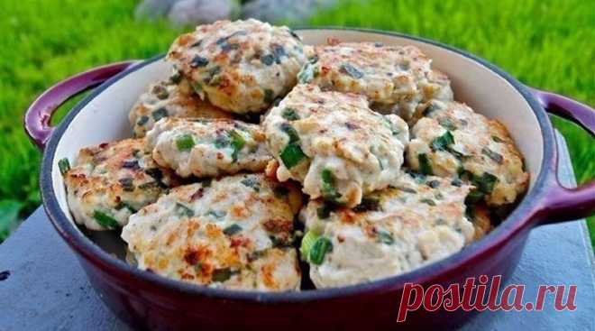 Рубленые куриные котлеты. Всегда пользуются успехом Простой и быстрый рецепт приготовления рубленых куриных котлет. Получается сочно и вкусно. Ингредиенты ✓ Филе грудки — 1 кг ✓ Лук зеленый — 70 г ✓ Яйцо- 1