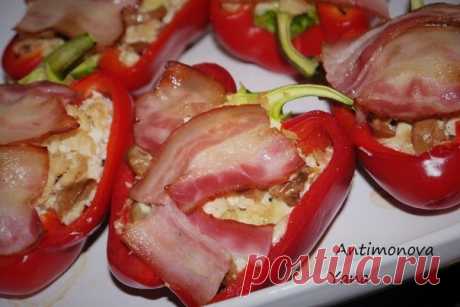 Сладкий перец, фаршированный курицей и беконом — Готовим дома