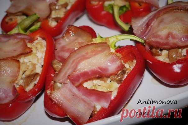 Сладкий перец, фаршированный курицей и беконом — Готовим дома