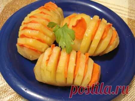 КАРТОФЕЛЬ - ГУСЕНИЧКИ для детей ! Как вкусно по-новому приготовить надоевшую картошку, чтобы ребенку захотелось съесть ее прямо сейчас, и без остатка? Готовим веселых гусениц! **На противень уложить фольгу, картофель с морковью на неё, смазать обильно слив/маслом сверху. Накрыть фольгой, запекать 30-40мин. Фольгу снять, и гусенички запекать еще 10 мин, чтобы получилась хрустящая корочка! Подавать на гарнир к основному блюду, украсить зеленью. Веселого Вам дня, и вашему малышу !