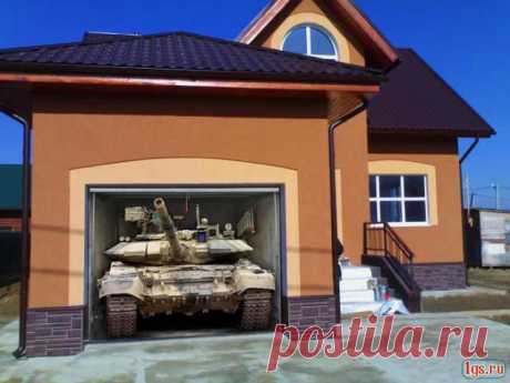 Визуальный обман-картинки на двери гаража.