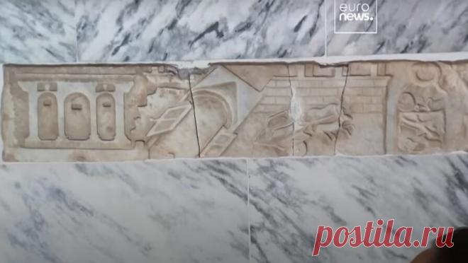 Украшение на лестнице в доме мужчины оказалось потерянной реликвией из Помпеи. Украшение на лестнице в доме мужчины из Бельгии оказалось давно потерянной реликвией из Помпеи, пишет издание UPI. Как рассказали 80-летний Рафаэль Де Теммерман и его сын Герт, в 1975 году они посетили Италию, и во время посещения Помпеи ...