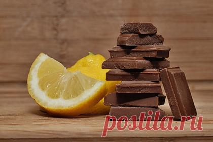 Названа безвредная для здоровья и фигуры норма шоколада в день. Диетолог Марина Аплетаева назвала количество шоколада, которое можно употреблять ежедневно без вреда для здоровья и фигуры. По словам специалиста, лучше не превышать норму в 15 граммов шоколада в день. Она добавила, что лучше выбирать темный шоколад, в котором содержится как минимум 50 процентов какао.