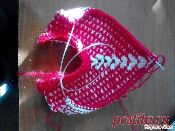 КАК СВЯЗАТЬ СПИЦАМИ ПОПУЛЯРНЫЕ ТАПОЧКИ
Необходима пряжа двух контрастных цветов, остатки от вязалок отлично подойдут. Когда будем вязать подошву, неплохо бы добавить еще одну нитку или просто взять пряжу потолще - для крепости подошвы. Расчет дан на ножку размера 38-39. Вяжем пока так, потом сами будете корректировать. Кроме того, у всех разная пряжа и спицы, да и плотность вязания разная. Поэтому вяжем сегодня тапочки как образец. У меня основная нитка (красная) Ализе с м...