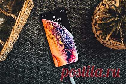 Описан безопасный способ зарядки iPhone. Перед зарядкой iPhone необходимо снимать с телефона чехол. Журналисты медиа обратили внимание на обновленный раздел с рекомендациями для пользователей iPhone на сайте Apple. В материале описано, что во время зарядки смартфон может перегреться — в этом случае желательно снять чехол или другой защитный аксессуар.