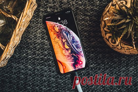Описан безопасный способ зарядки iPhone. Перед зарядкой iPhone необходимо снимать с телефона чехол. Журналисты медиа обратили внимание на обновленный раздел с рекомендациями для пользователей iPhone на сайте Apple. В материале описано, что во время зарядки смартфон может перегреться — в этом случае желательно снять чехол или другой защитный аксессуар.