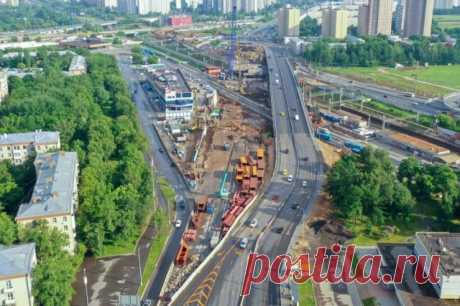 Работы почти завершены. В конце 2023 года откроют Дмитровский путепровод . До конца 2023 года запустят движение транспорта на Дмитровском путепроводе. Сейчас ведется устройство подпорных стен и перекладка инженерных коммуникаций. Завершена сборка металлического пролетного строения.