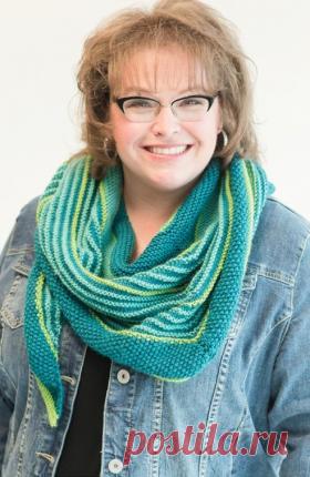 Шаль Марли платочным узором Яркая шаль спицами, выполненная из акриловой пряжи морских цветов. Вязание данной модели осуществляется аналогично шали 