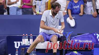 Медведев сломал ракетку после вылета с US Open. Российский теннисист Даниил Медведев не сдержал эмоции после вылета с US Open. Читать далее