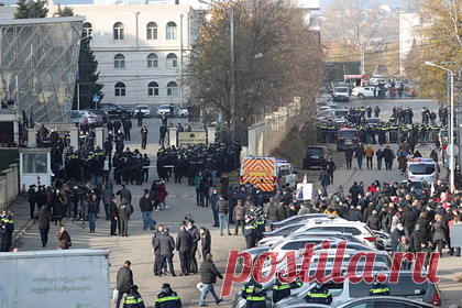 Полиция применила перцовый спрей против сторонников Саакашвили. Полиция применила перцовый спрей против сторонников экс-президента Грузии Михаила Саакашвили, которые собрались в Тбилиси у здания суда, куда привезли политика. Нескольким сторонникам оппозиции стало плохо. Один из пострадавших потерял сознание. Задержан бывший мэр Тбилиси Гиги Угулава.