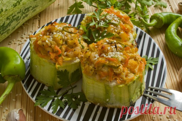 Фаршированные кабачки, запеченные в духовке 
Фаршированные кабачки, запеченные в духовке, на востоке называют долма, от тюркского слова dolmak, что означает «начинять». Обычно для начинки используют мясо или рис, а оболочкой могут служить виног…