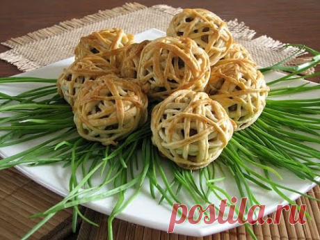 Мясные клубочки с грибами в слоеном тесте.