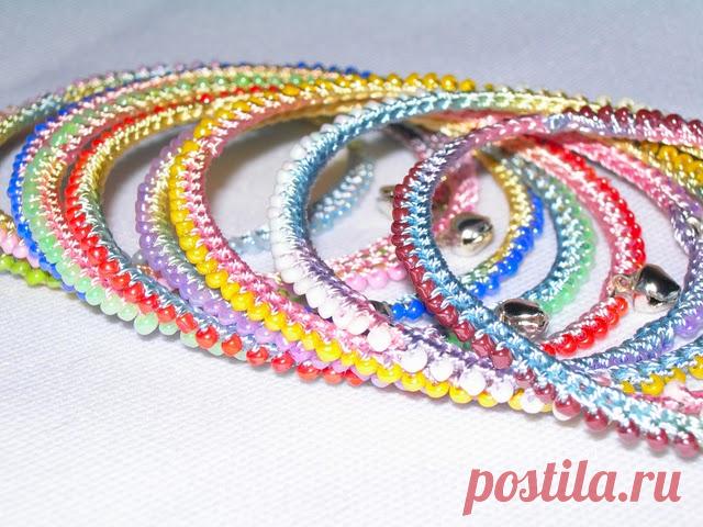 Браслет крючком из ниток и бисера