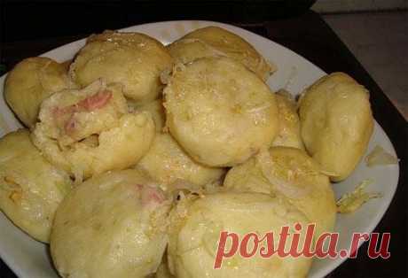 Картофельные галушки с мясным фаршем.

Нам понадобится:
Картофель - 400 г.
Яйцо - 1 шт.
Мука - 350 г.
Соль

Для начинки:
Мясо - 300 г.
Лук - 1 шт.
Соль
Перец

Для подачи:
Сало - 200 г.
Лук - 1 шт.

Как готовить:

Картофель очистить,помыть и отварить до готовности.Воду слить,картофель растолочь.
Добавить яйцо,посолить по вкусу. Перемешать.
Всыпать просеянную муку и замесить тесто.

Начинка:

Мясо и лук пропустить через мясорубку,посолить,поперчить по вкусу.
Тесто поделить н...