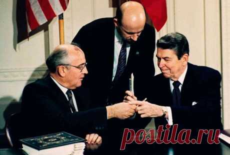 После Второй мировой войны некогда друзья и союзники - СССР и США, стали заклятыми врагами. Противостояние капитализма и социализма продолжалось вплоть до середины 80-х. При этом каждый американский президент имел свое видение решения «советской проблемы».