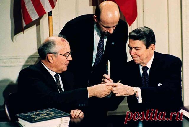 После Второй мировой войны некогда друзья и союзники - СССР и США, стали заклятыми врагами. Противостояние капитализма и социализма продолжалось вплоть до середины 80-х. При этом каждый американский президент имел свое видение решения «советской проблемы».