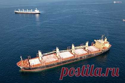 Нефтяное пятно появилось в Красном море после атаки хуситов. Нефтяное пятно образовалось в Красном море после атаки мятежников-хуситов «Ансар Аллах» в Йемене на британский сухогруз Rubymar. Об этом сообщило Центральное командование Вооруженных сил США (CENTCOM). Атака на судно с удобрениями может привести к экологической катастрофе.