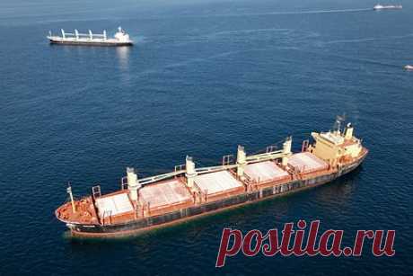 Нефтяное пятно появилось в Красном море после атаки хуситов. Нефтяное пятно образовалось в Красном море после атаки мятежников-хуситов «Ансар Аллах» в Йемене на британский сухогруз Rubymar. Об этом сообщило Центральное командование Вооруженных сил США (CENTCOM). Атака на судно с удобрениями может привести к экологической катастрофе.