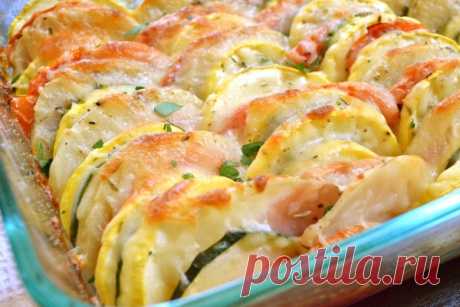 Запеканка из овощей — минимум калорий, а на вкус объедение 
Запеканка из кабачков и помидоров — изумительно легкое блюдо для летнего (и не только) ужина. Нежные овощи под сырной корочкой придутся по вкусу всем.
Продукты:
1.Помидоры — 1-2 шт
2. Кабачки — 200–2…