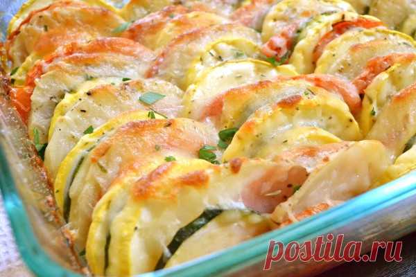 Запеканка из овощей — минимум калорий, а на вкус объедение 
Запеканка из кабачков и помидоров — изумительно легкое блюдо для летнего (и не только) ужина. Нежные овощи под сырной корочкой придутся по вкусу всем.
Продукты:
1.Помидоры — 1-2 шт 2. Кабачки — 200–2…
