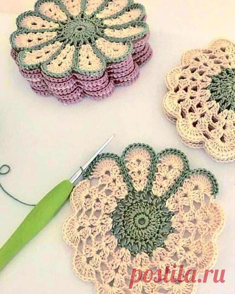Цветочный мотив крючком