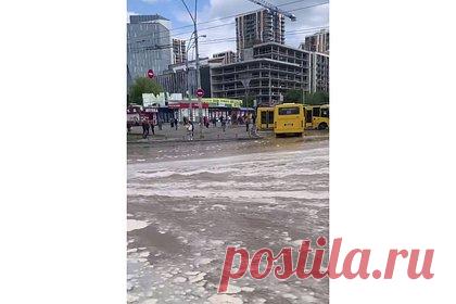 Затопленные улицы Киева попали на видео