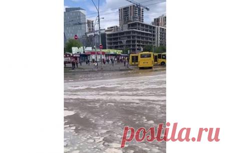 Затопленные улицы Киева попали на видео