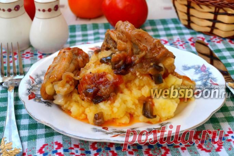 Жареная курица в соусе с баклажанами