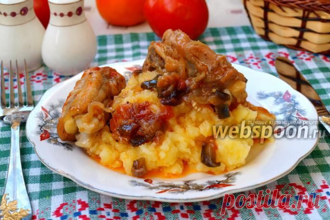 Жареная курица в соусе с баклажанами