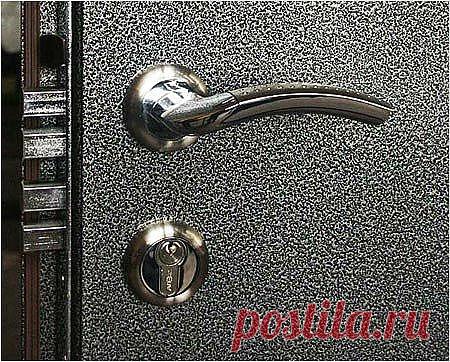 При проведении ремонта, перед вами встает вопрос о выборе двери. Металлические двери самый надежный способ оградить помещение от несанкционированного вторжения. Вряд ли кто-нибудь решит это оспорить, ведь существует множество подтверждающих это высказывание примеров. Предметом спора может быть только выбор идеального соотношения цена-качество. 

Многие считают, что нет