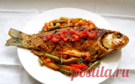 Жареные караси с овощами
Отличный рецепт приготовления жареных карасей с овощами. Для приготовления овощей используем замороженную овощную смесь, которая состоит из стручковой фасоли, сладкого перца, цуккини и помидор