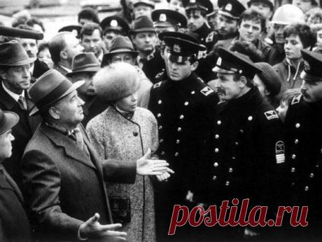 17 мая 1985 года генсек Михаил Горбачев выступил перед активом КПСС в Ленинграде, где впервые развернуто заговорил об «ускорении» / Историческая справка